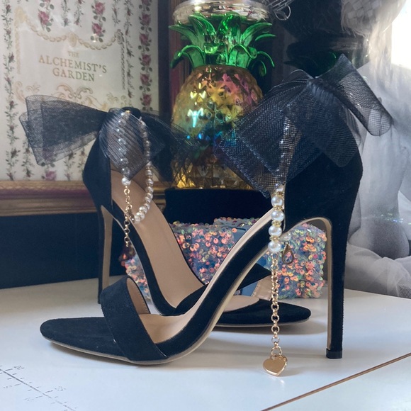 unbranded Shoes - size 41 (size 9) black strap heels diamond and pearl ankle straps bows at back